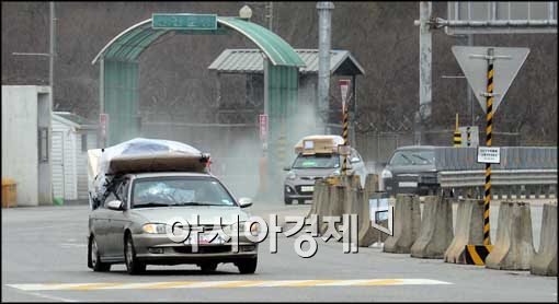[포토]짐 가득, 입경하는 차량들