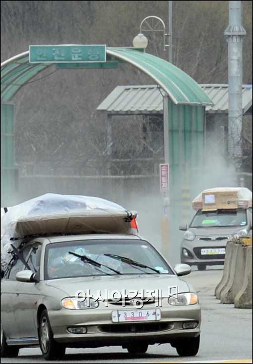 [포토]짐 가득 실은 입경 차량들