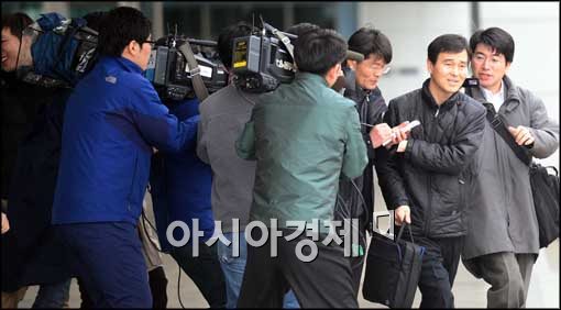 [포토]취재진에 둘러싸인 입경자