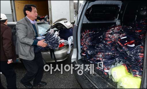 [포토]차에 실어지고 있는 제품들