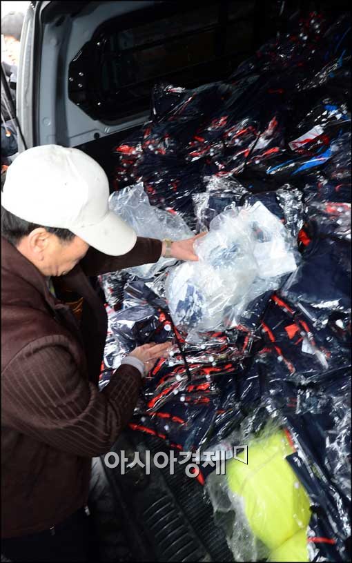 [포토]차에 실어지는 제품들