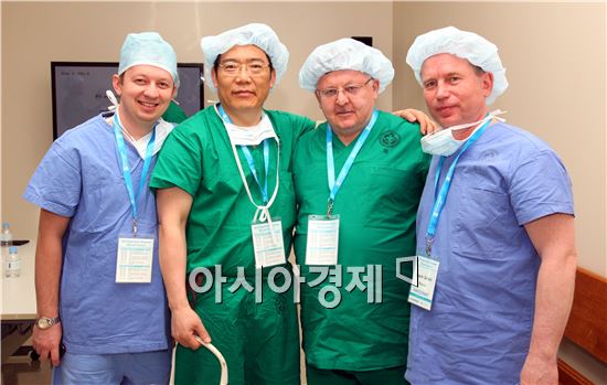 윤택림 교수(왼쪽에서 두 번째)가 화순전남대병원의 고관절수술 시연에 참가한 러시아 의사인 알렉산드르 카조프(왼쪽에서 세 번째), 막심 고르딘(오른쪽 첫 번째)씨 등과 함께 미소짓고 있다.