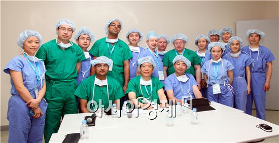 화순전남대병원의 고관절수술 시연에 초청받은 해외 의료진들이 기념촬영하고 있다. 