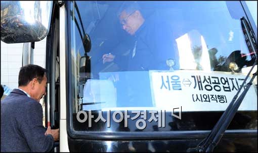 [포토]버스 탑승하는 입경한 시민들