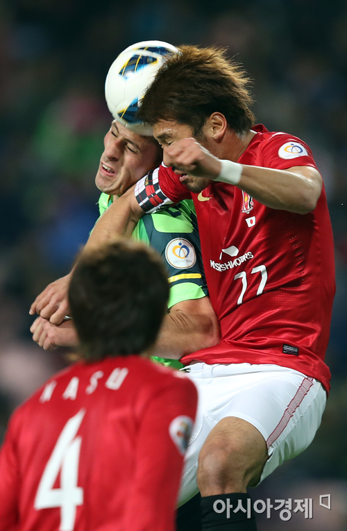 [포토] 헤딩경합 벌이는 케빈