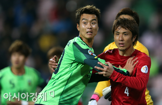 [포토] 이동국 '그만 좀 잡아당겨'