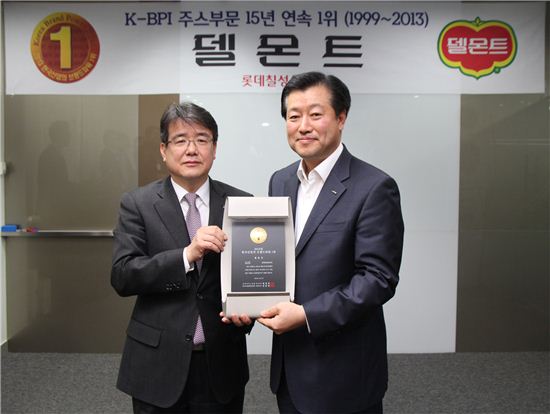 ▲롯데칠성음료 브랜드 델몬트가 2013 한국산업의 브랜드파워(Korea-Brand Power Index, K-BPI)주스부문에서 1위를 차지했다. 이영구 롯데칠성음료 마케팅부문장(오른쪽)과 유인상 한국능률협회컨설팅 부사장이 기념 촬영을 하고 있다.

 

