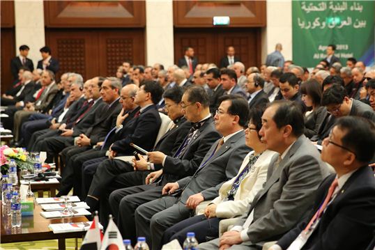 이근포 한화건설 대표(앞줄 오른쪽 네번째)가 지난 3월31일~4월1일 바그다드에서 진행된 '한-이라크 경제포럼'에 참석해 이라크 관계자들의 발표를 듣고 있다.