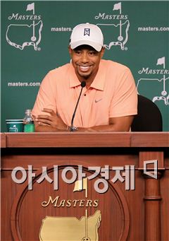  타이거 우즈가 마스터스를 앞두고 기자회견을 하고 있다. 사진=Getty images/멀티비츠  