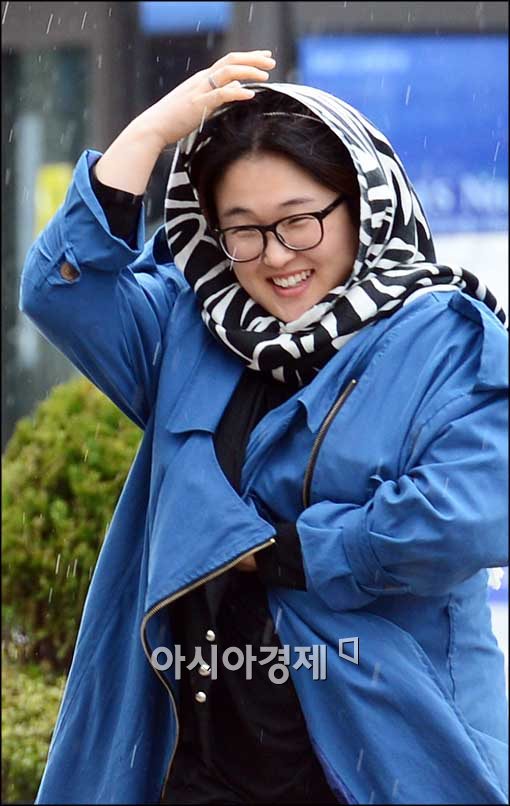 [포토]갑자기 내린 비에 당황하는 시민