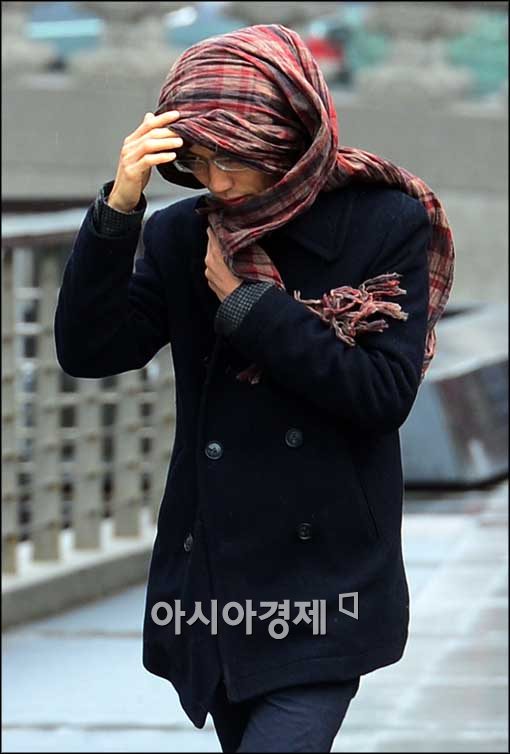 [포토]비 피하는 시민