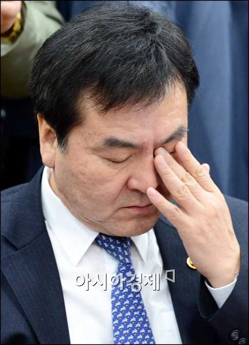 [포토]생각에 빠진 신제윤 금융위원장