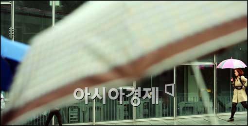 [포토]눈비 내리는 이화여대