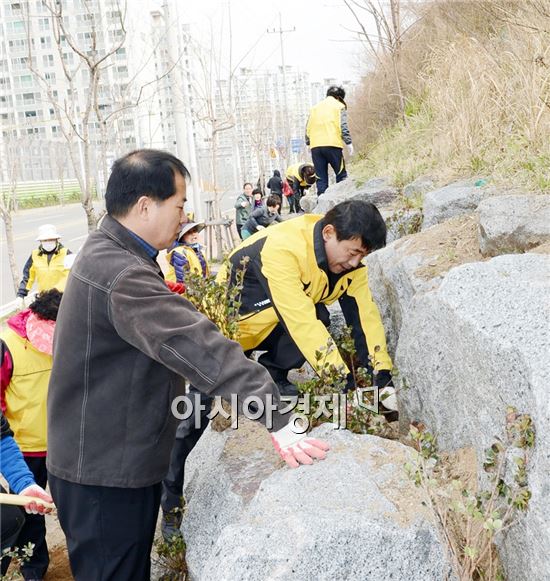 [포토]광주 남구, 방림2동 공한지 정비 수목 식재행사 개최 