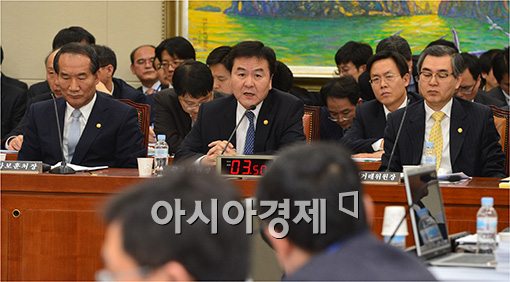 [포토]답변하는 신제윤 금융위원장