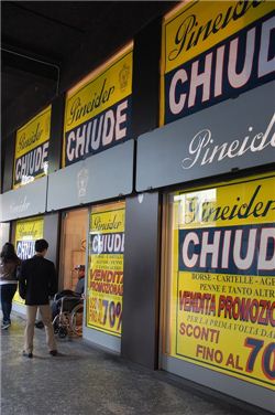 밀라노 꼬르소 거리의 점포를 폐지하며 '70% 할인 세일'을 실시하는 240년 전통의 브랜드 '피나이더'.