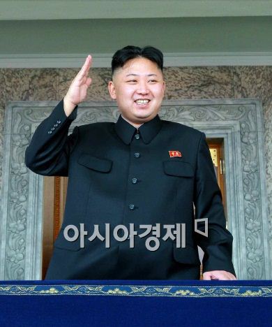 ▲ 북한 김정은 국방위원회 제1위원장이 지난해 4월 15일 김일성 탄생 100주년 기념 열병식에 참석해 북한 장병들에게 거수경례하고 있다. 