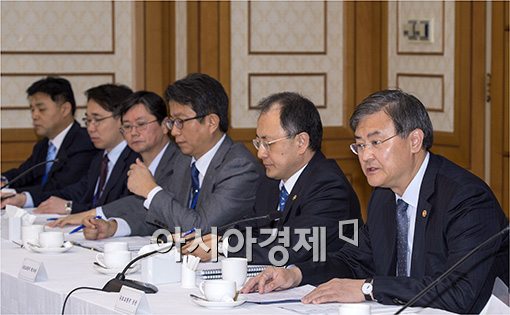 [포토]"부동산대책 4월중 국회 통과 될수 있도록"