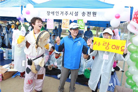 11일 이순우 우리은행장(가운데)이 서울시 도봉구 인강재단 운동장에서 열린 '제5회 우리은행장배 장애인 줄넘기 대회'에서 참가자들을 응원하고 있다.