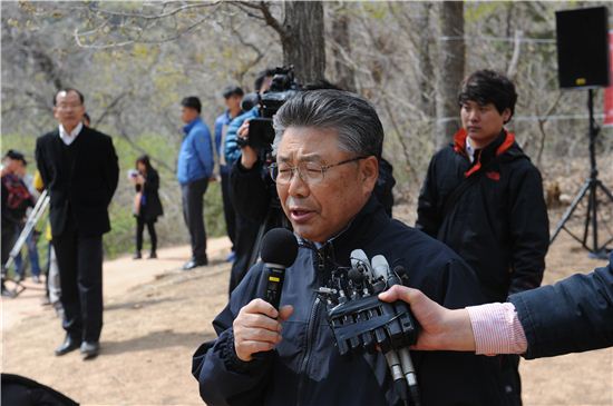 반구대 암각화를 바라보며 "보존은 원하되 식수해결도 고민해야 한다"고 주장하는 박맹우 울산시장.