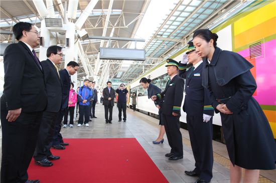 정창영(왼쪽 줄 가운데) 코레일 사장이 O트레인 첫 열차(제4851열차)의 출발을 앞두고 기관사와 승무원들로부터 승무신고를 받고 있다.