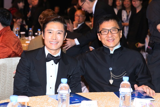 '월드스타' 이병헌, 홍콩서 해외최고배우상 수상 '영예' 