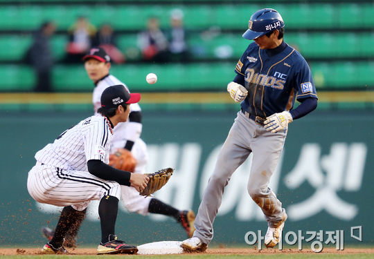 [포토] 오지환 '공이 왜 저기에'