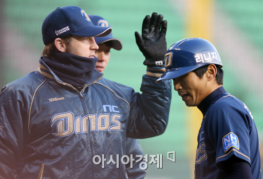 [포토] 홈인 김종호 '오늘은 꼭 이기자'