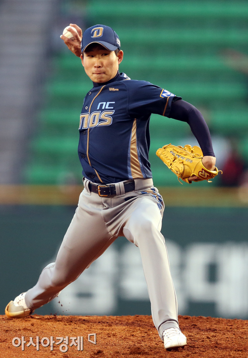 [포토] 역투하는 NC 이재학 '첫 승리를 위해'