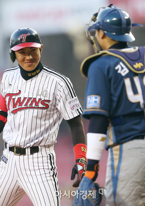 [포토] 이대형 '반갑다 김태군