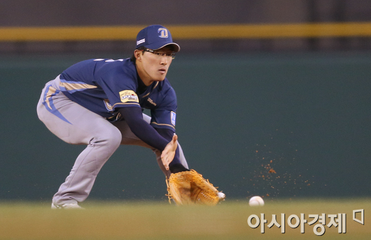[포토] 노진혁 '더 이상의 실책은 없다~'