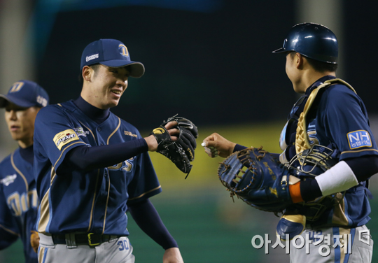 [포토] 문현정-김태군 '역사적인 첫 승까지 아웃 6개!'