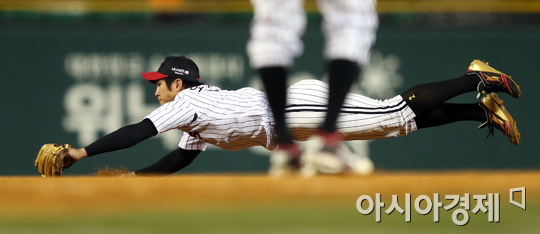 [포토] 오지환 '몸 날려 잡았는데'