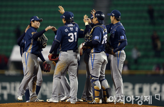 [포토] NC 다이노스 '역사적인 1군무대 첫 승리'