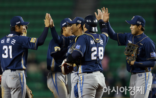 [포토] NC '미안하다 한화, 우리는 이겼다'