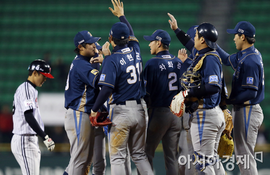 [포토] NC 다이노스 'LG를 첫승의 제물로'