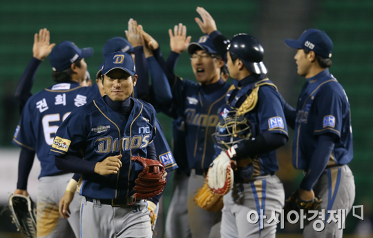 [포토] 첫승 NC 다이노스 '이제 시작이야'