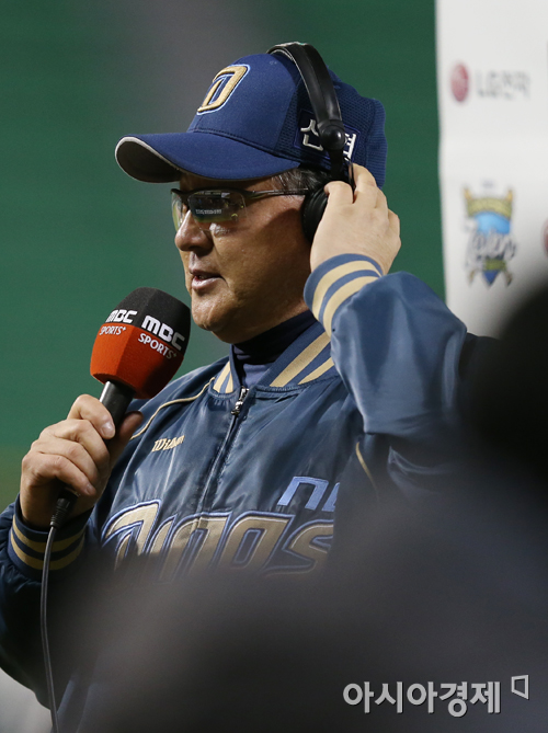 [포토] 김경문 감독 '승장 인터뷰 정말 오랜만이네요'