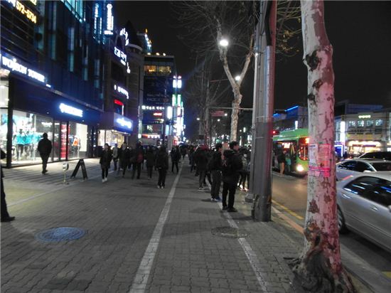 학원 공부를 마친 학생들이 차를 기다리는 모습 