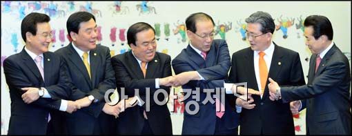 [포토]여야 지도부, '손 잡기 어렵네···'