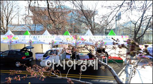 [포토]벚꽃이 없지만 행사 준비 한창