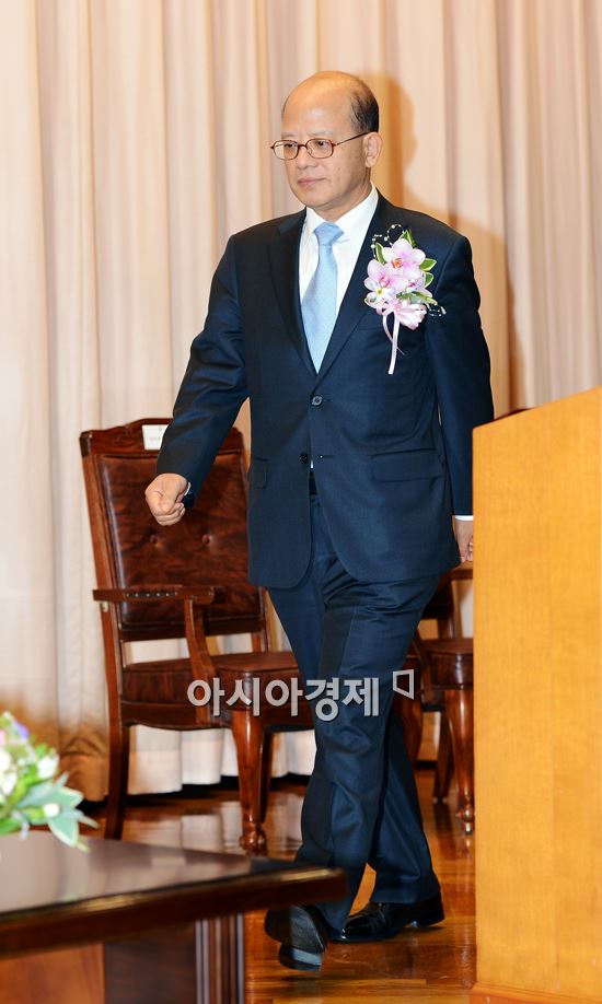 [포토] 헌법재판소장 취임식, 입장하는 박한철 신임 헌재소장