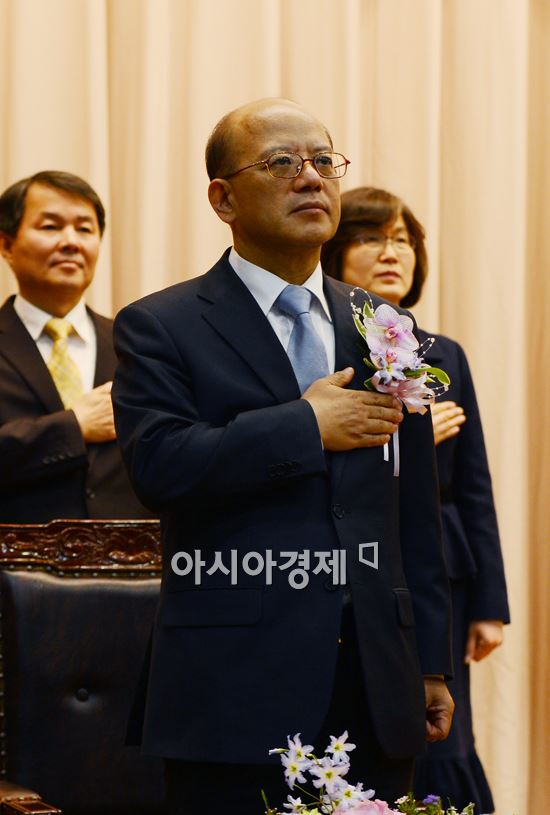 [포토] 국민의례하는 박한철 신임 헌법재판소장