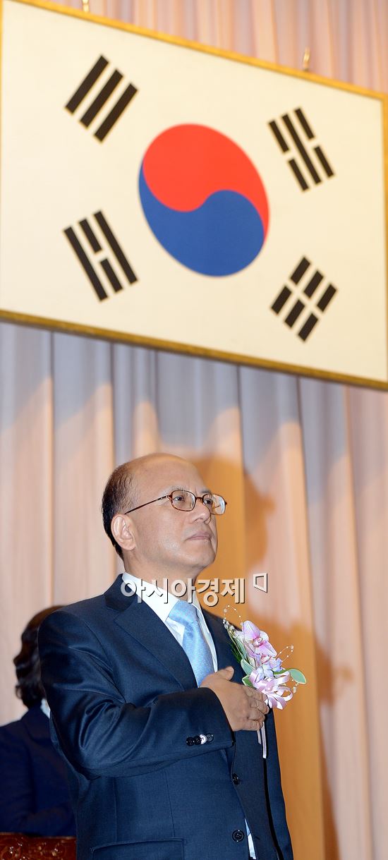 [포토] 국민의례하는 박한철 신임 헌재소장