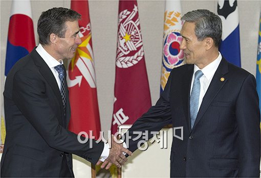 [포토]NATO 사무총장 만나는 김관진 국방장관