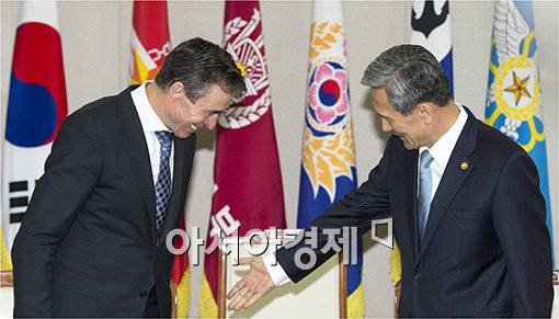 [포토]라스무센 NATO사무총장, 김관진 국방장관 긴급 회동