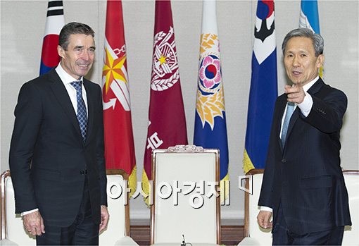 [포토]NATO사무총장 면담하는 김관진 국방장관