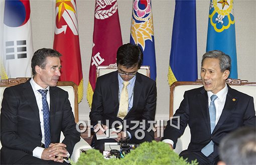 [포토]김관진 국방장관, 라스무센 나토 사무총장 접견