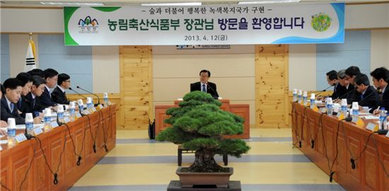 이동필 농림축산식품부 장관이 정부대전청사를 찾아 산림청 간부들로부터 올해 주요 업무계획을 보고 받고 있다.