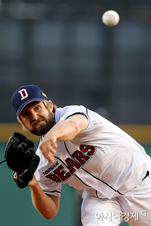 [포토] 역투하는 두산 올슨 '오늘은 이긴다'